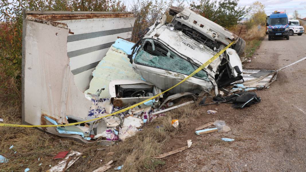 Kamyon betona girdi... Afyonkarahisar'da feci kaza: Ölü ve yaralı var 2